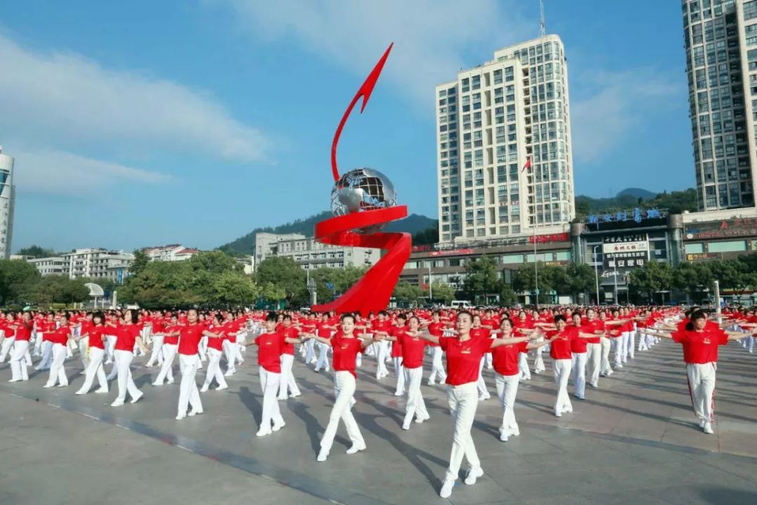 今天,新广场上聚集了数千市民!