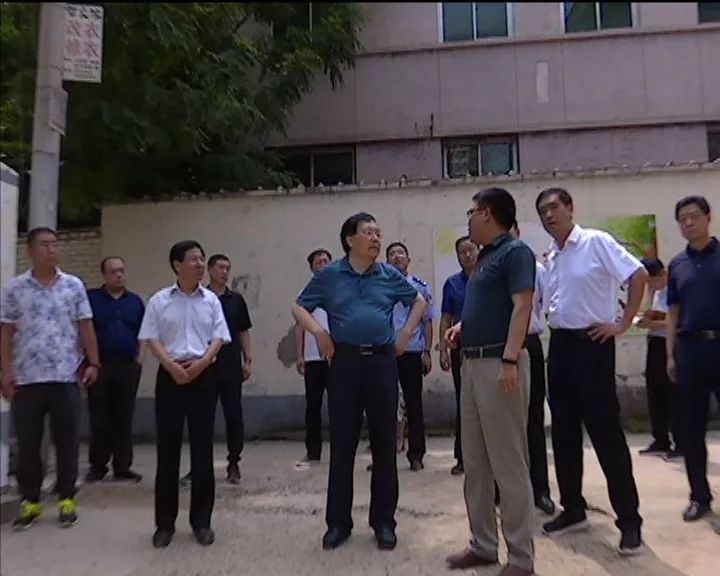 王东群,张涛督导检查建筑工地大气污染防治工作和老旧小区改造工作