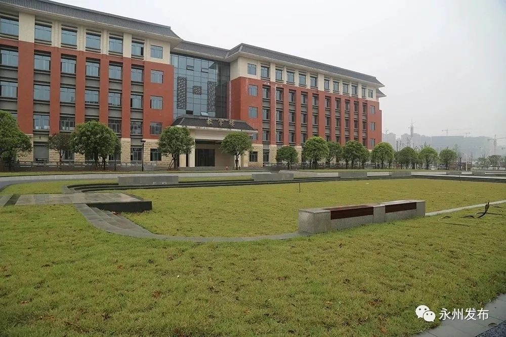 湖南(永州)师范高等专科学校由道县,祁阳两所师范学校搬迁组建,位于