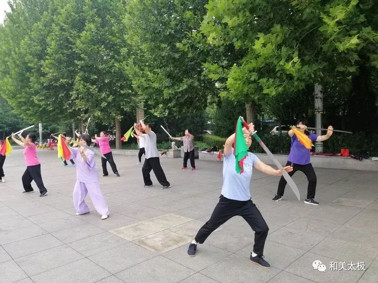 激情夏日中鎮太極人再掀學習楊式52式太極刀高潮