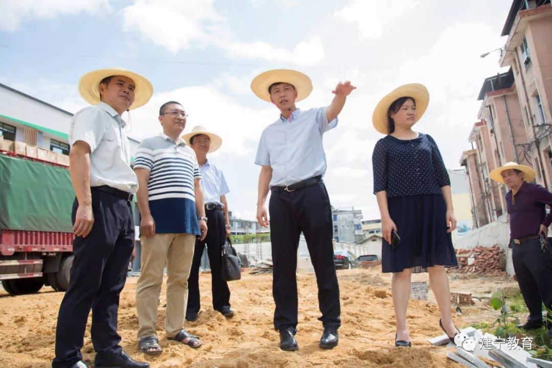 县长陈显卿调研指导学校开学准备工作