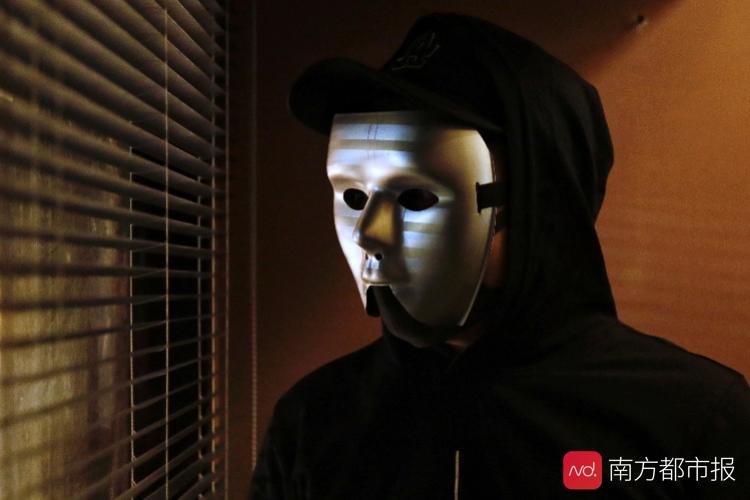 26岁广州街头蒙面歌手戴9块9包邮款面具走红粉丝跟着路演