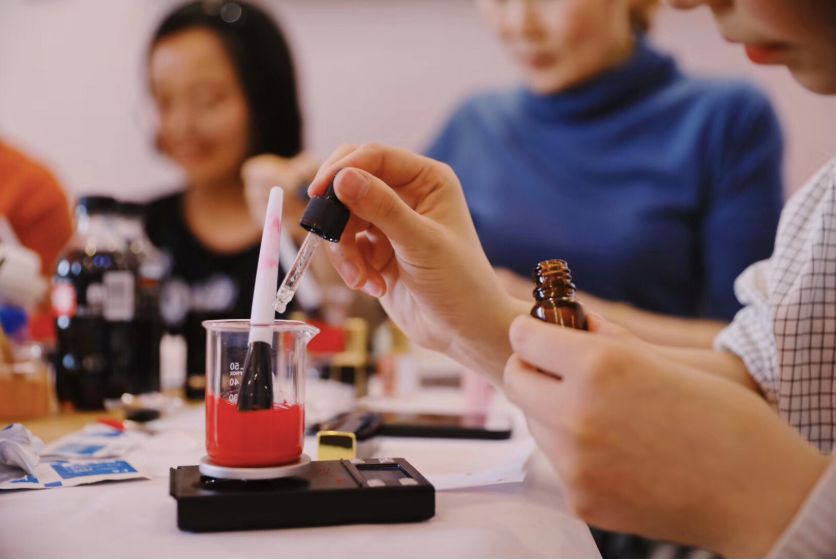 这样的男朋友请来一打武汉小伙自制200支不同口红