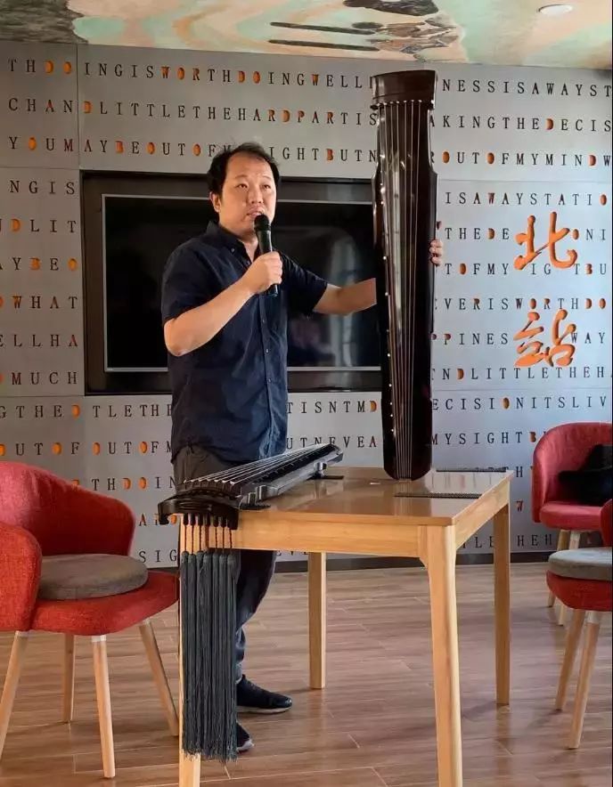 乐协会古琴专业委员会会员朱鸿祥为北站的读者朋友们带来《古琴悠悠