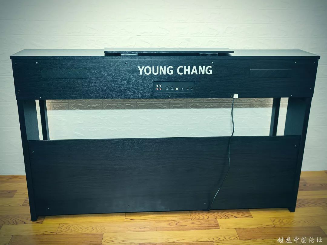 琴背面如图,中间是一些接口:接下来再看看这台kc70电钢琴的一些细节吧