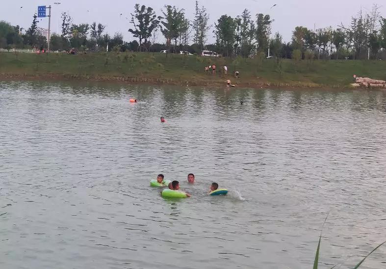农村小孩光膀子游泳图片