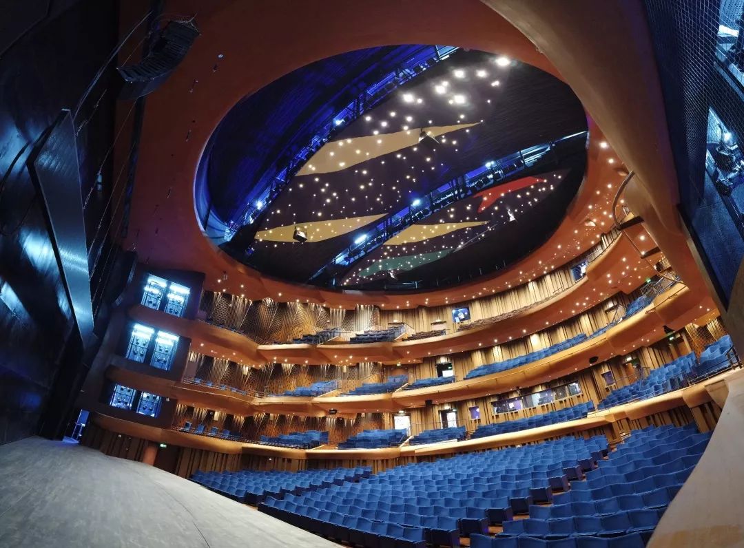 上音歌剧院拥有1个1200座的歌剧厅,歌剧,管弦乐,合唱和民乐4个排演厅