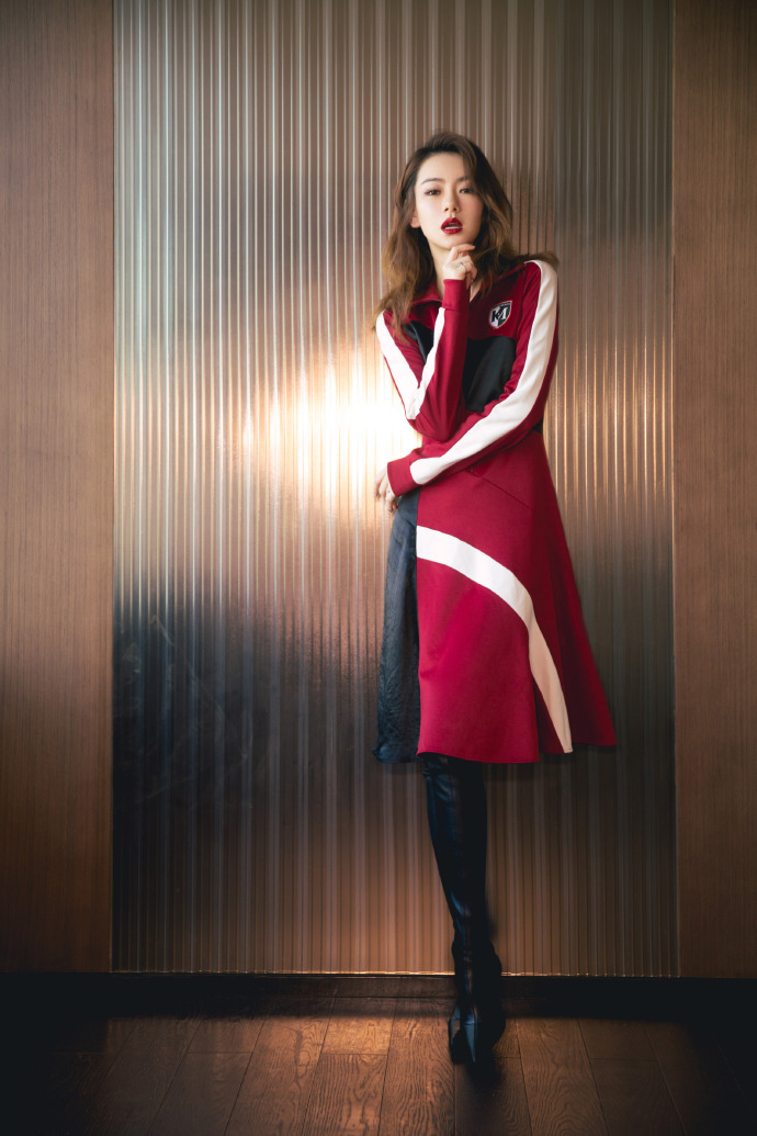 戚薇不惧"秋老虎"!拼色美裙搭配长筒靴,再过两个月就这么穿!