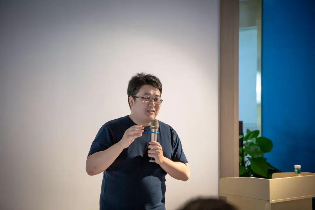 付博文老师大学的时候,付博文和我的妻子一同参加各种比赛,可以说比我