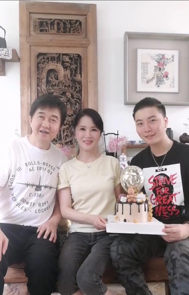 付笛生一家罕见同框 冻龄老婆任静与儿子似姐弟 -搜狐大视野-搜狐新闻