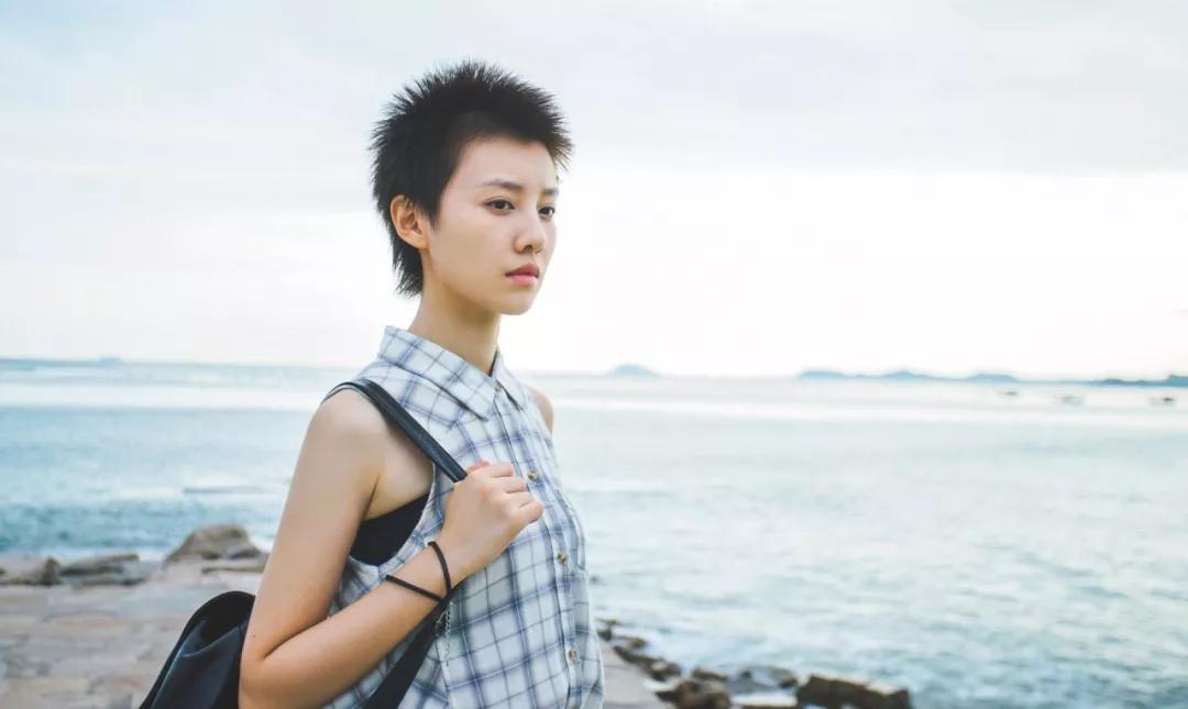 中的少年辛辰,以短发形象出镜,骑摩托,潜水,玩飞车,翘课逃学,王鹤润