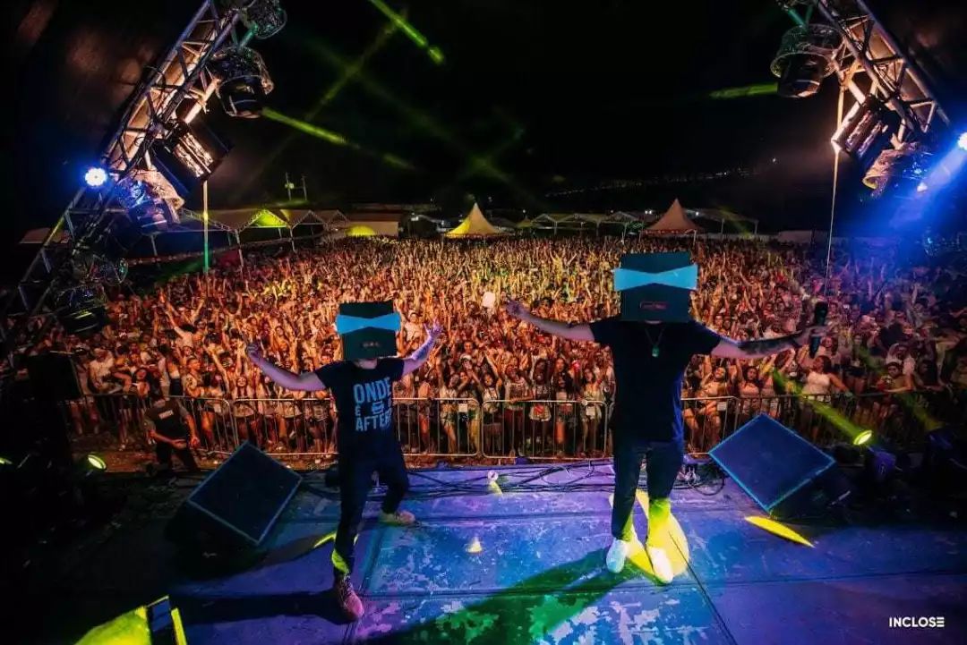 8月9日 陆良铭门有一场live set演出 和老外一起玩转音乐