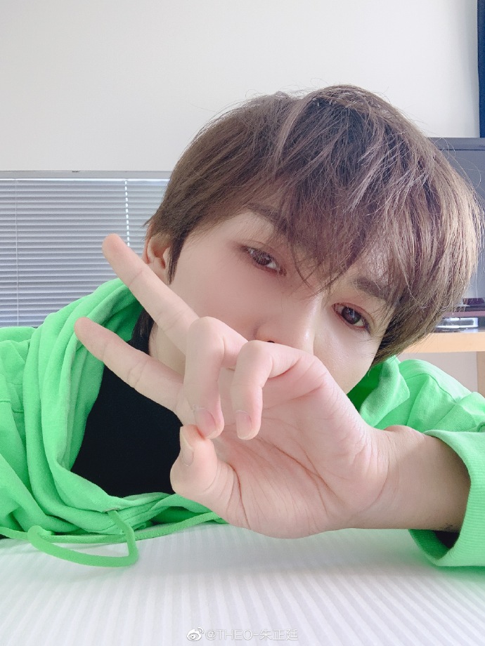 朱正廷倒时差延迟营业素颜自拍的清新可人儿