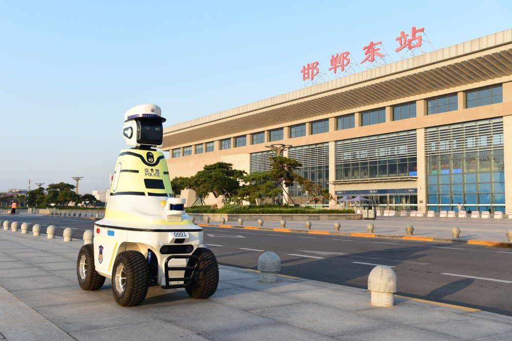 邯郸:向科技要警力 研发"机器人交警"助力智慧交通管理