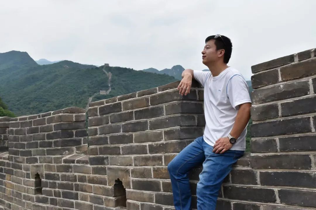 用数千张长城合影与百年长城合影