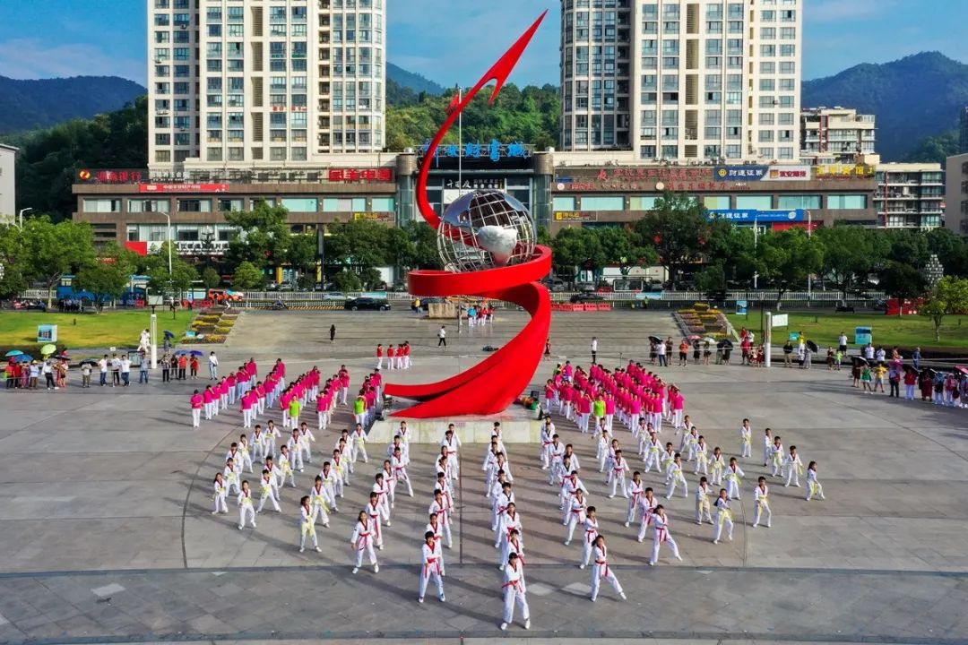 《功夫娃》少儿武术操建德市武术协会庆飞武馆07《五星红旗》柔力球操
