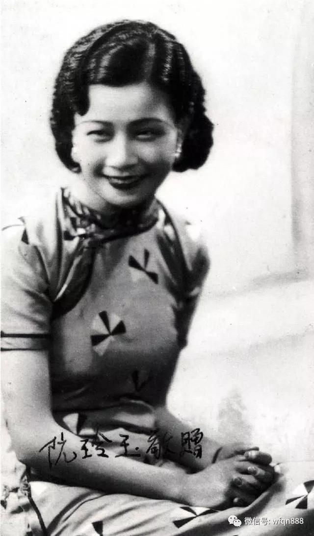 张织云尽管姿色平平,但很有灵性,唐季珊隐瞒自己有家室的事情,扮成一