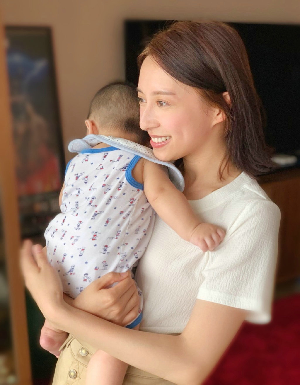 被黄宗泽带红的tvb花旦七夕节抱陈凯琳儿子晒幸福疑有新恋情