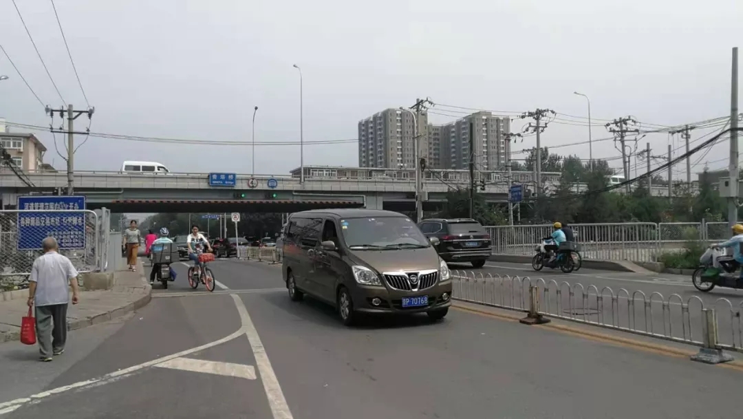 青塔桥横跨在两区界河凉水河上,桥南为丰台区,桥北是海淀区.