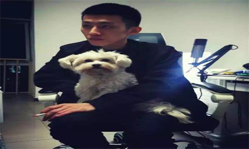 丁伟的父亲丁万青是江苏著名的商人,名下公司众多,正如其他富二代一样