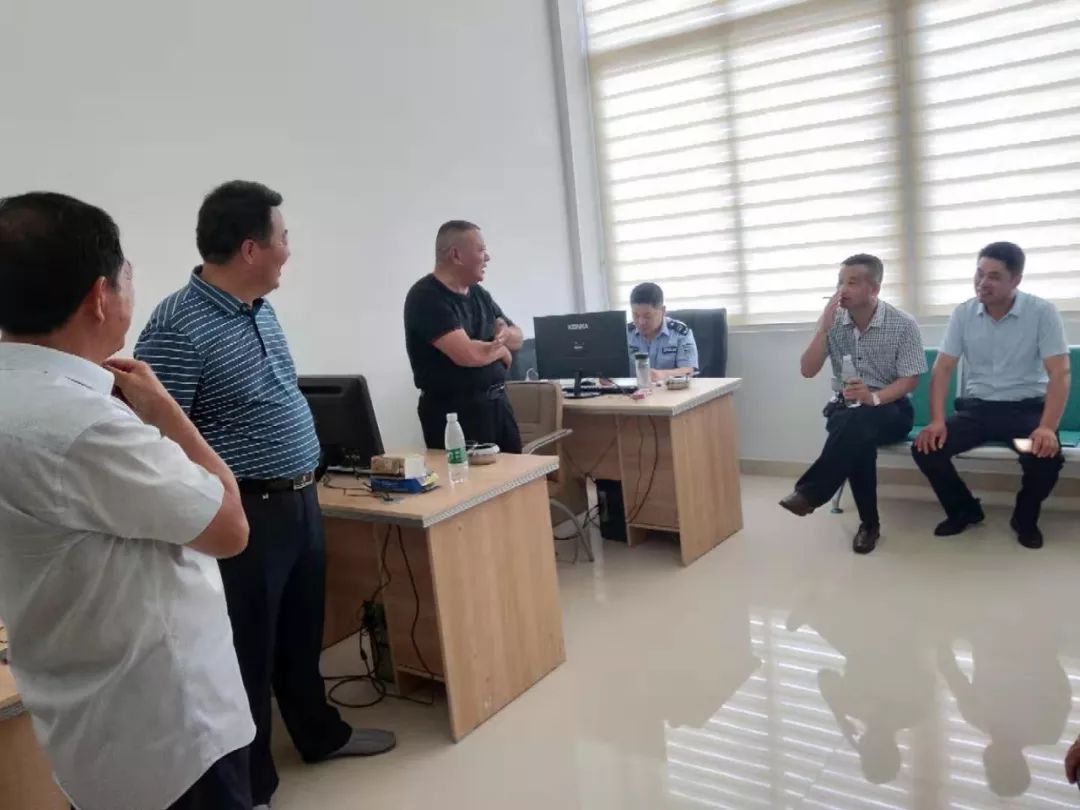 上冈镇人大视察综合执法局试运行情况