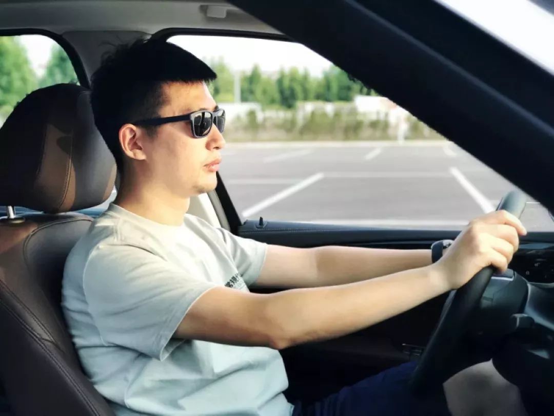 宝马居然还能这么开这可能是这个夏天最帅的开车姿势了