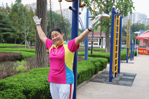 ▼这台风就是不一样啊不愧是广场舞出身阿姨还热情的摆了几个pose看到