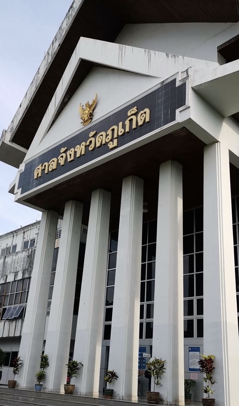 泰国杀妻骗保案今日继续开庭,受害者父亲出庭作证_张凡携