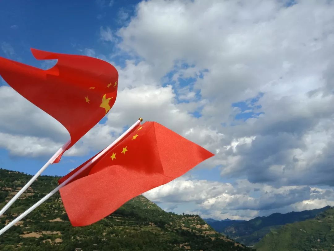 七月初七最动听的告白我爱你,中国我爱你,五星红旗守护国旗,万众一心!
