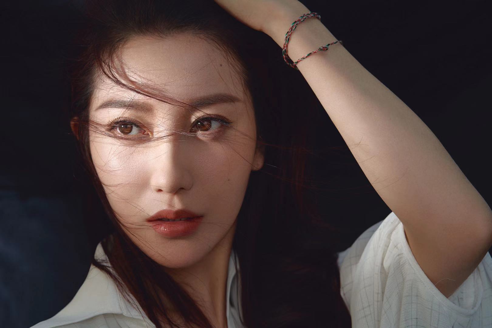 殷旭七夕秀钻戒美照模范夫妻羡煞网友