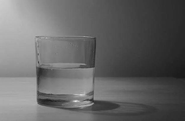 如果桌子上放了半杯水,乐观的人说还有半杯水,悲观的人说只有半杯水了