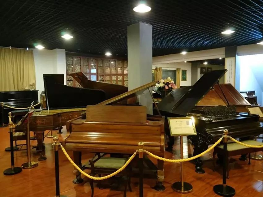 博物馆一角奥斯卡获奖影片《钢琴家》,讲述了二战期间一位德国军官暗