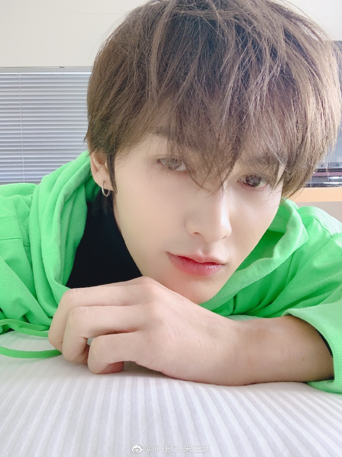 朱正廷倒时差延迟营业素颜自拍的清新可人儿