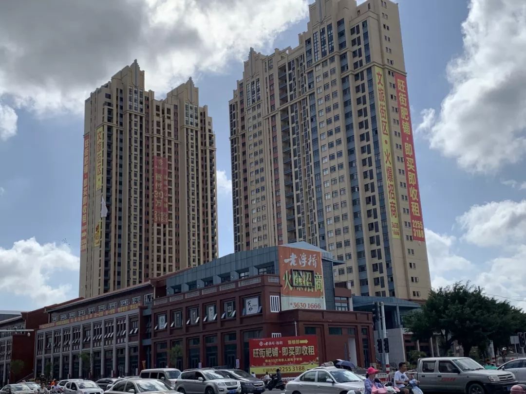 左图:百盛园 右图:新天城市广场与新天城市广场仅一路之隔的百盛园也