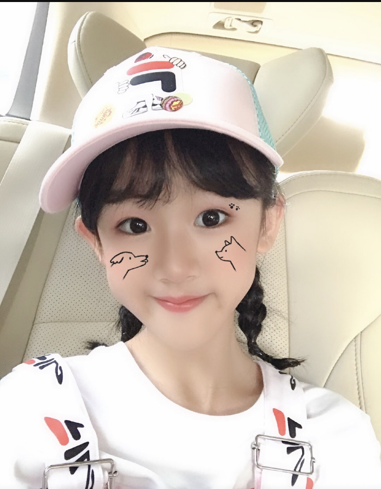 陆毅女儿晒自拍面对镜头不忘用手耍帅表情很逗