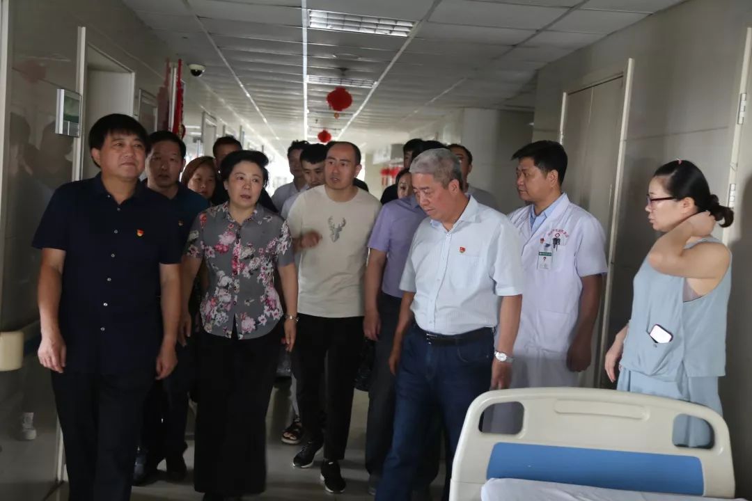 李瑞霞一行来到我院病房看望慰问我和诵莘灯傅纳窬