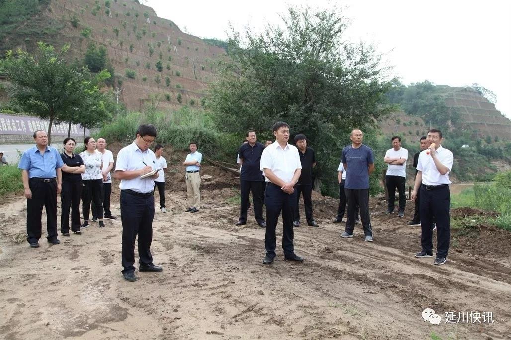 县委副书记,永坪川河县级河长张晶一行20余人检查了延川县贾家坪镇刘