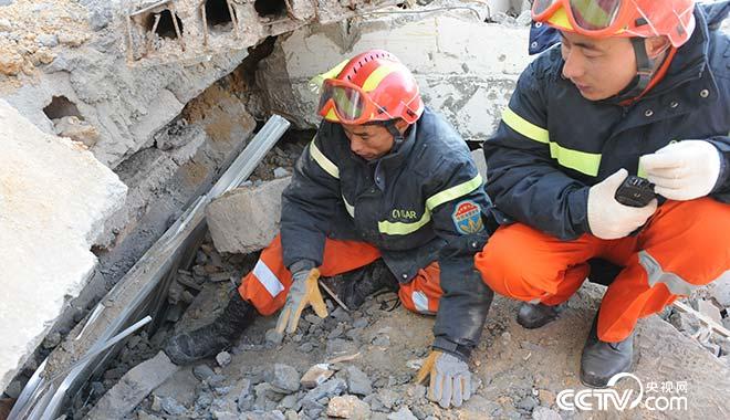 王念法(左)玉树救援