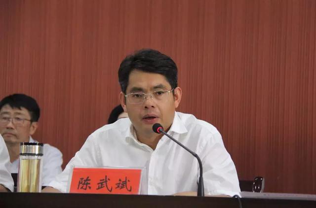 湖北英山打响城乡环境综合整治攻坚战