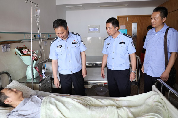 警徽在田间地头闪光记因公负伤的市公安局金集派出所民警赵永明