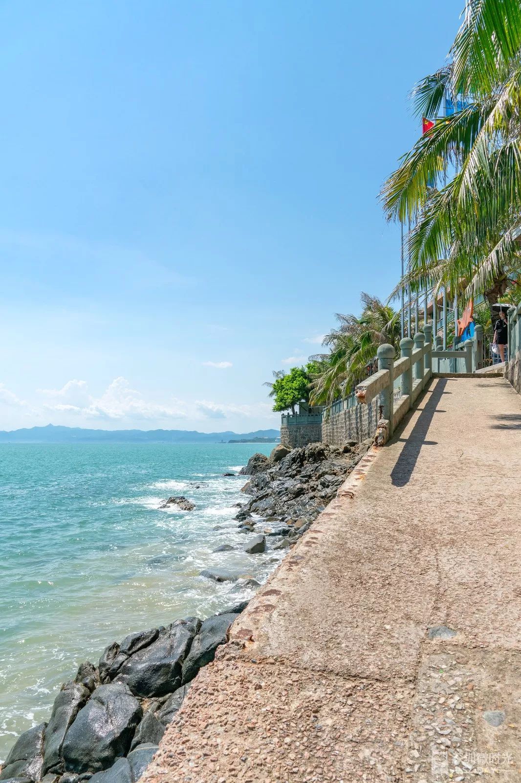 平洲岛"的轮廓清晰可见放眼望去仿佛瞬间便能忘却生活的烦恼让海风从