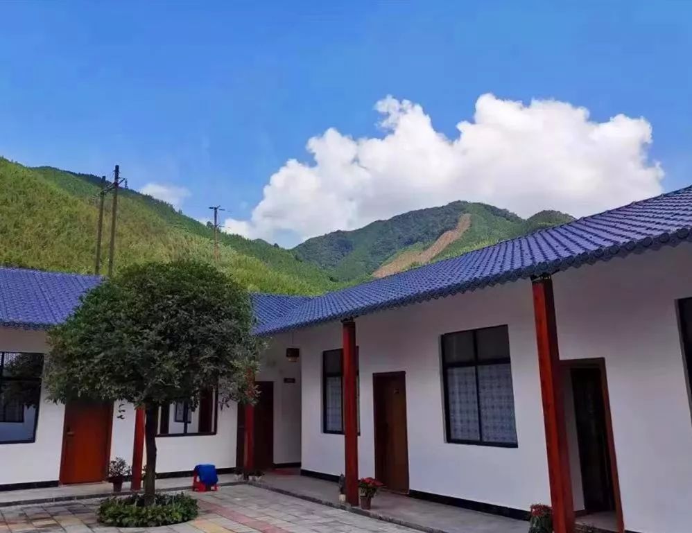 一共有18间标双客房宛如微型客家围屋,充满美感白墙蓝瓦斜屋顶,外廊道