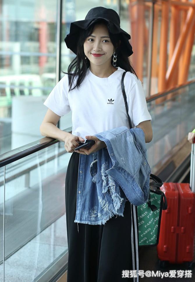 原创包贝尔娇妻走机场包文婧穿阔腿裤变裙装打扮甜美酷似学生妹