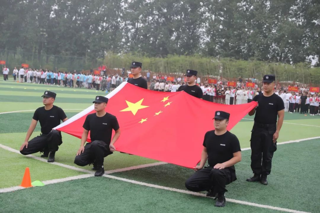 洛龙区人大副主任孙建钦致辞洛龙区委常委,副区长宋喜文宣布开幕市