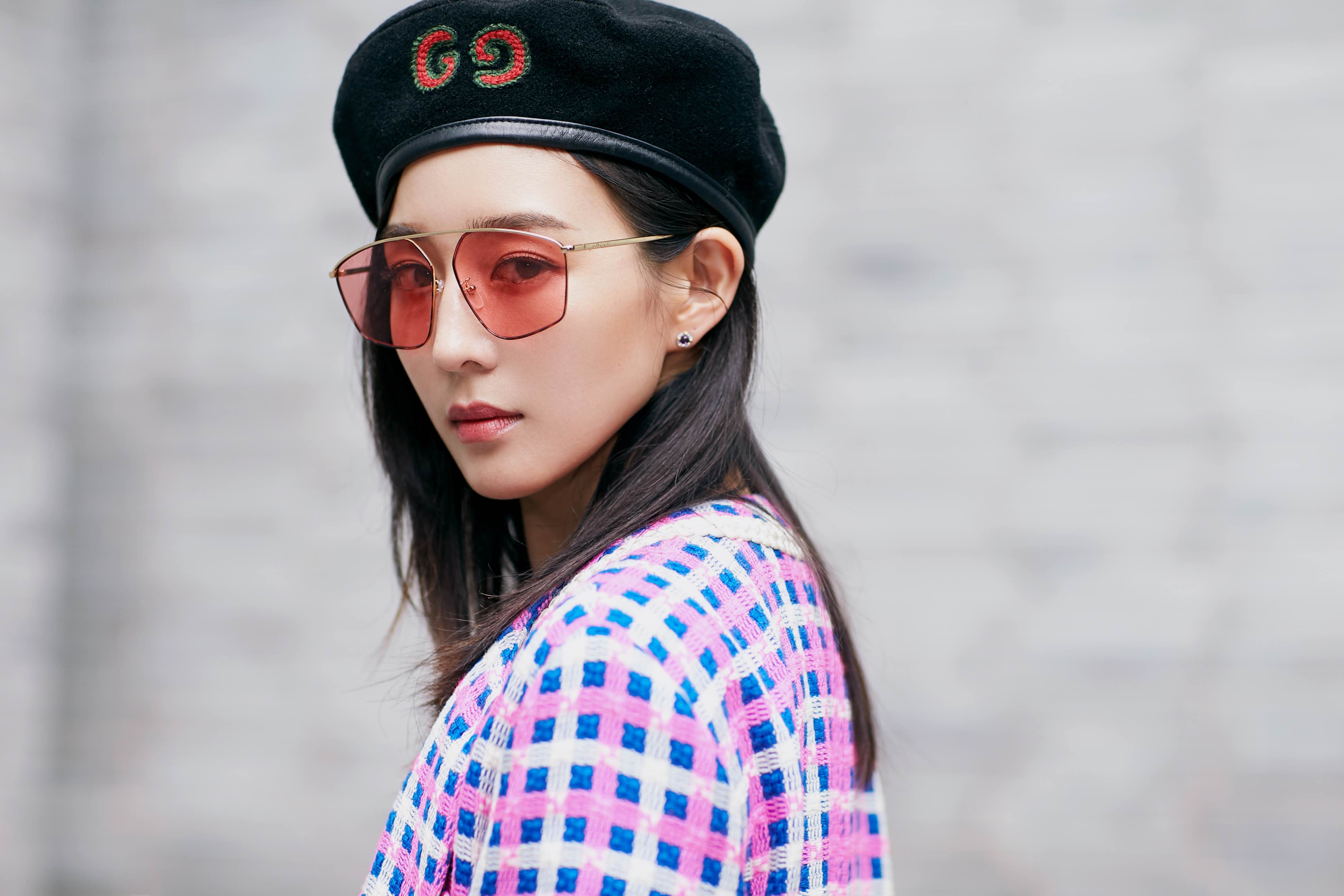 贝雷帽与彩色格子外套更为整体look增添精致时尚感,适当的撞色十分