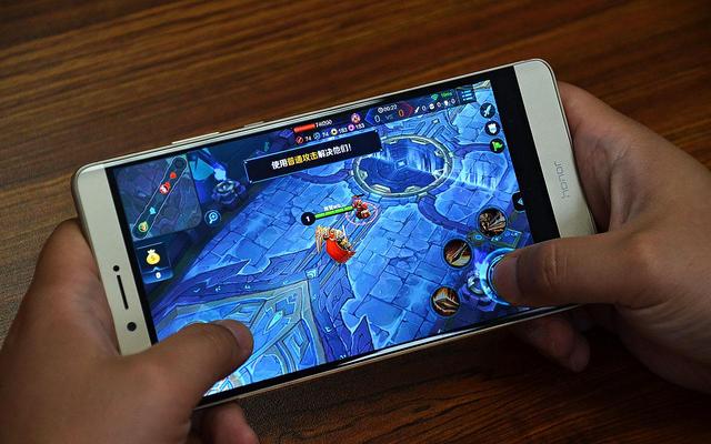 玩王者荣耀也有致命风险男子晋级赛直接被猪队友气进icu