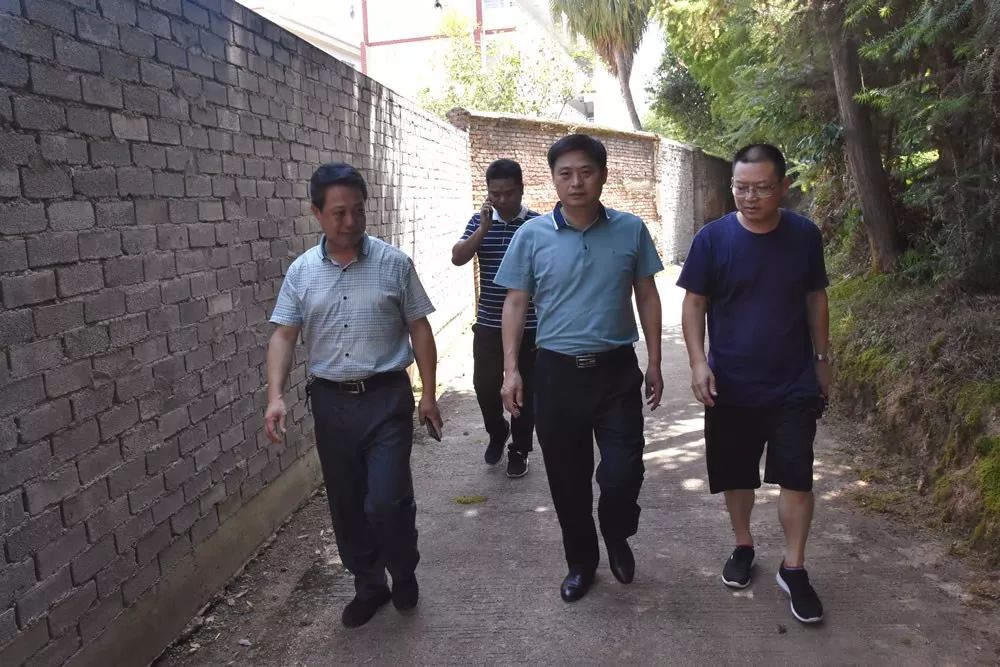 县教育局长邓占通冒着酷暑先后来到武平初级中学,武平县教师进修学校