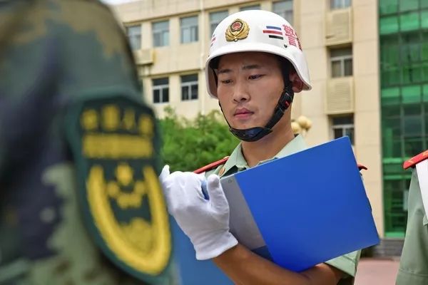 白头盔,白手套,白腰带……提起军营中最"狠"的人,当属"铁面判官"警备