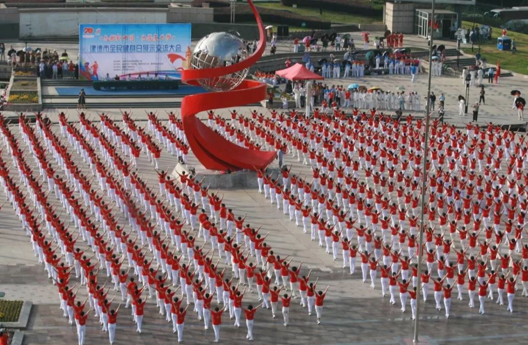 今天,新广场上聚集了数千市民!