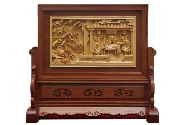 少女手持传统浮雕姚文翰名画《摩宋人文会图》,一位老者手执放大镜,弓